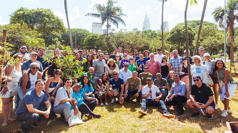 Blog Ambiental • Grupo de voluntários em um parque de São Paulo durante ação de plantio de árvores.