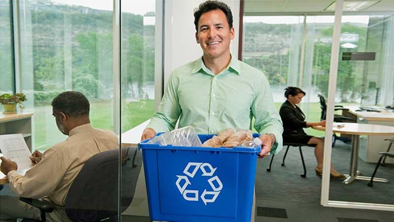 Blog Ambiental • Homem segurando caixa de coleta seletiva em escritório corporativo