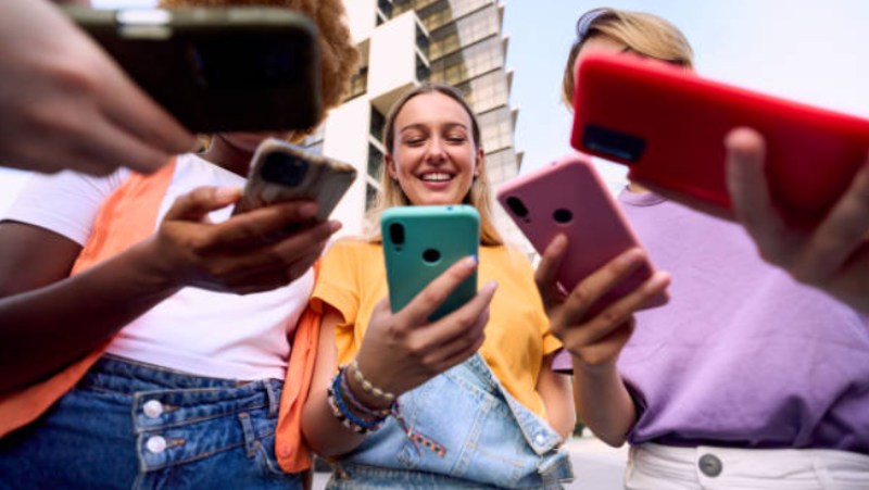 Blog Ambiental • Jovens da geração Z sorrindo e engajados com consumo consciente digital