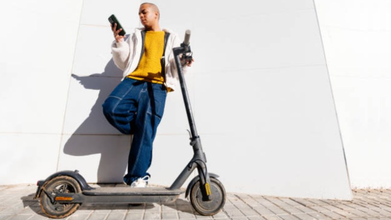 Blog Ambiental • Jovem da geração Z com patinete elétrico, representando mobilidade urbana sustentável