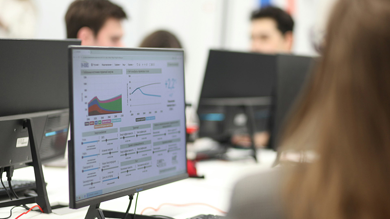 Monitor de computador exibindo gráficos e dashboards de análise de dados, representando uso de inteligência artificial em relatórios de sustentabilidade.