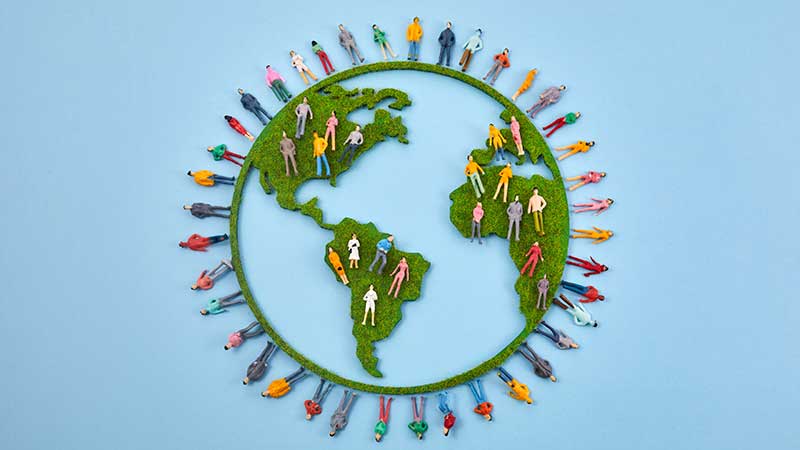 Representação do planeta com pessoas ao redor, simbolizando a economia circular e os compromissos globais reforçados pela COP30 Brasil • Blog Ambiental