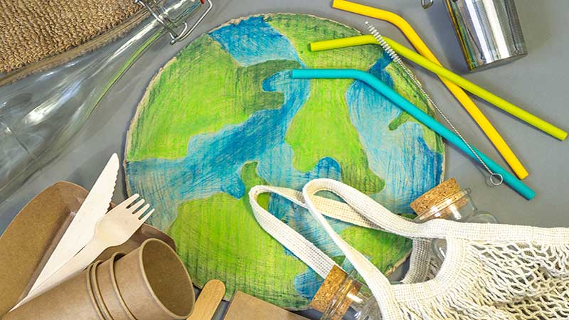 planeta Terra cercado por materiais reutilizáveis, representando a economia circular global e o compromisso reforçado pela COP30 Brasil • Blog Ambiental