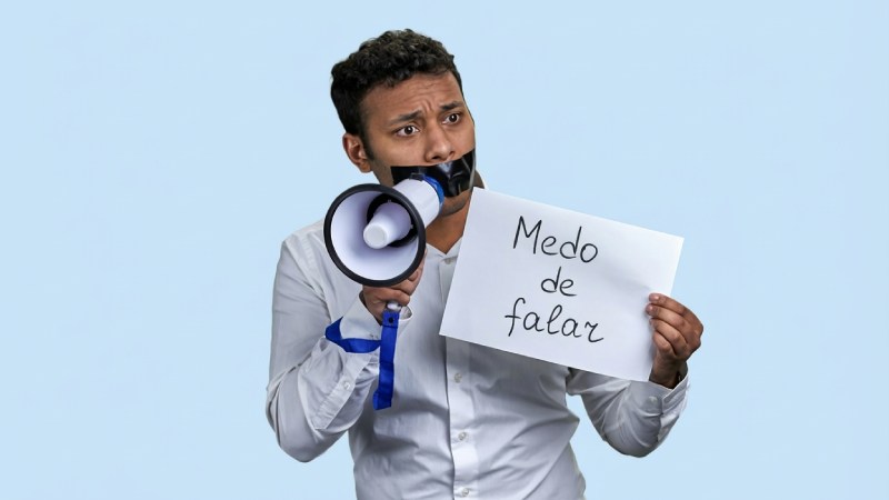 Blog Ambiental • Homem com megafone e boca tapada simbolizando o medo de comunicar sustentabilidade.