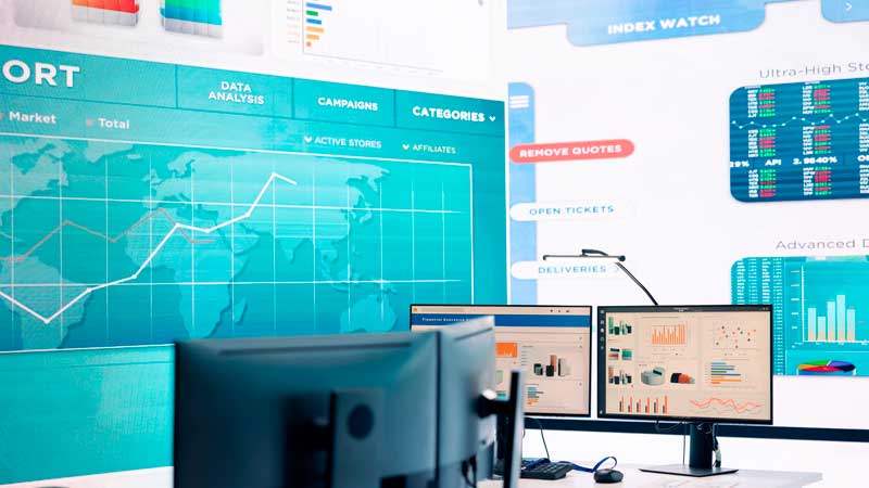 Painéis digitais com gráficos e dados utilizados para monitorar e analisar o consumo de energia por meio de sistemas inteligentes | Blog Ambiental