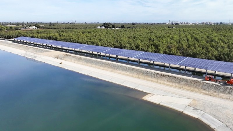 Blog Ambiental • Canal de irrigação coberto por painéis solares ao longo de área agrícola na Califórnia