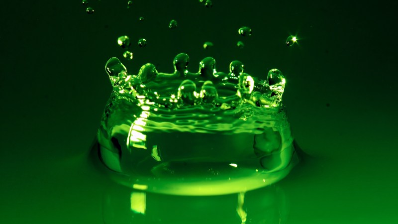 Blog Ambiental • Gota verde em impacto simbolizando a fragilidade do discurso ambiental