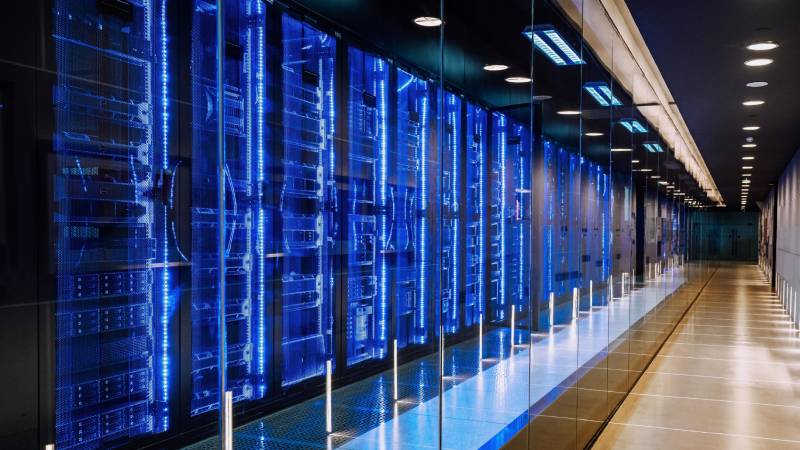 Blog Ambiental • Corredor de data center com servidores operando continuamente