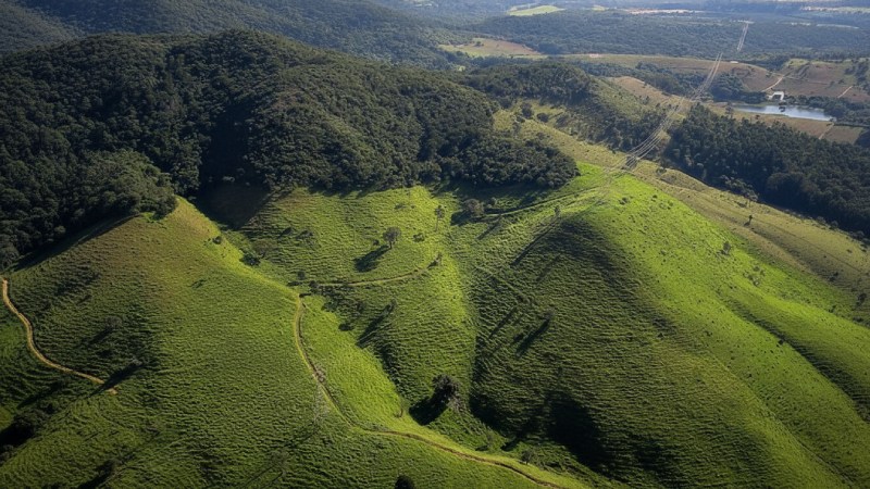 Blog Ambiental • Vista aérea da Serra do Japi com colinas verdes e sinais de uso do solo no entorno da unidade de conservação