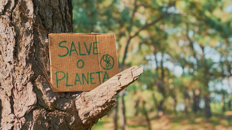 Mensagem de conscientização ambiental em área natural preservada