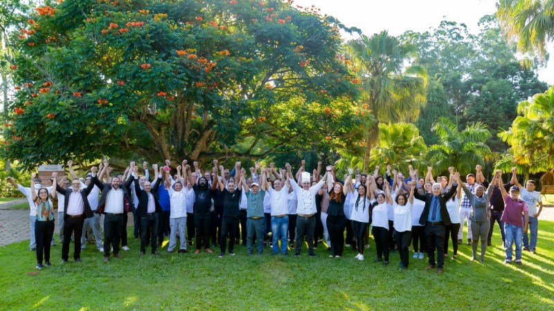 Blog Ambiental • Integração de equipes em ambiente natural durante evento corporativo ao ar livre