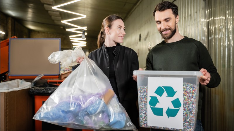 Blog Ambiental • separação de plástico reciclável para reciclagem e transformação em matéria-prima para o plástico reciclado na indústria