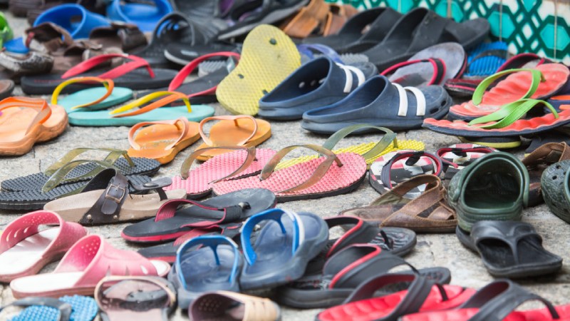 Blog Ambiental • sandálias e calçados produzidos com polímeros plásticos utilizados na indústria e recicláveis para o plástico reciclado na indústria