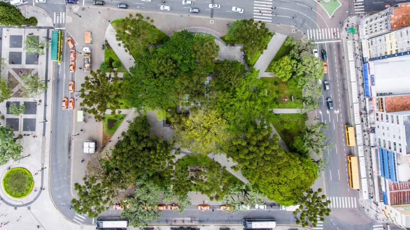 Blog Ambiental • vista aérea de praça urbana arborizada mostrando a integração entre árvores e planejamento urbano