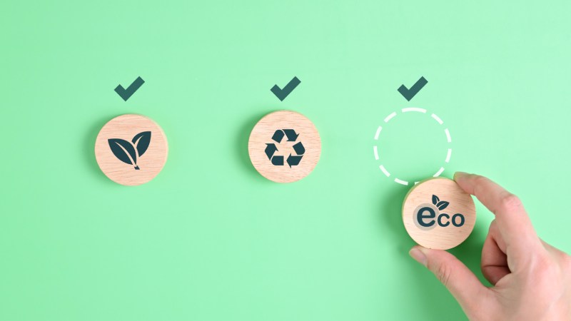 Blog Ambiental • Escolha de práticas sustentáveis representadas por símbolos ecológicos em peças de madeira