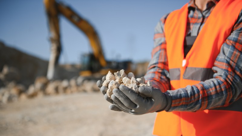 Blog Ambiental • Profissional de obra segura resíduos que podem ser reaproveitados na construção civil