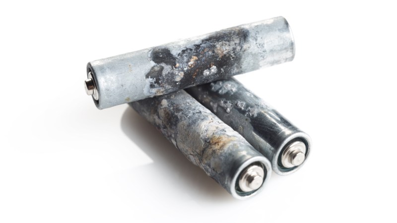 Blog Ambiental • Pilhas danificadas e oxidadas sobre fundo branco