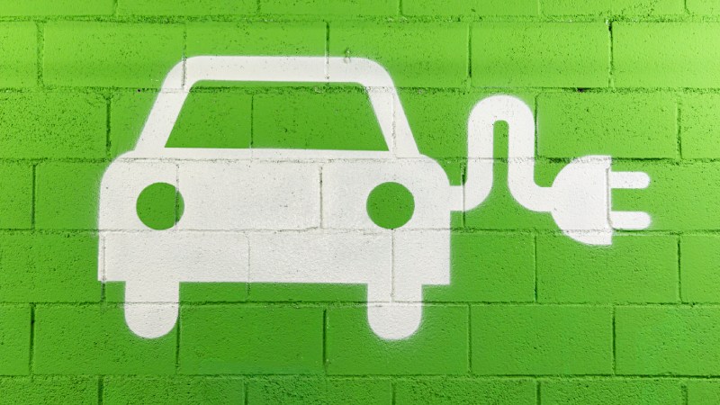 Blog Ambiental • Ícone de carro elétrico pintado em parede verde